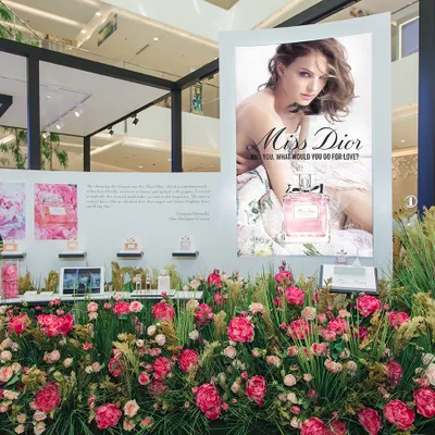 Triển lãm Dior Les Parfums: Những bông hoa ở Xứ Thần Tiên